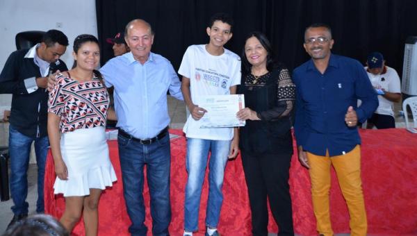Em Araguaína, alunos recebem certificado de curso realizado com apoio da deputada Valderez