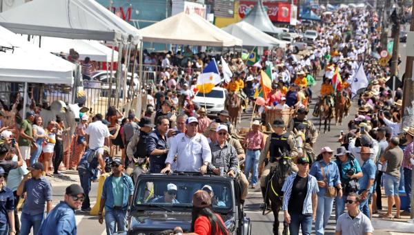 Em Araguaína, governador em exercício Laurez Moreira prestigia cavalgada; evento faz parte da programação da Exposição Agropecuária