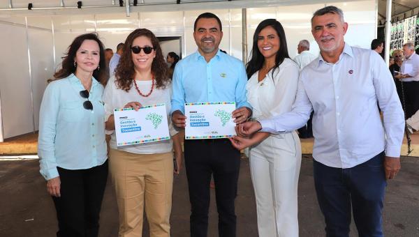 Em Araguatins, governador Wanderlei Barbosa assina adesão do Estado a programa nacional de gestão para aprimorar prestação de serviços públicos