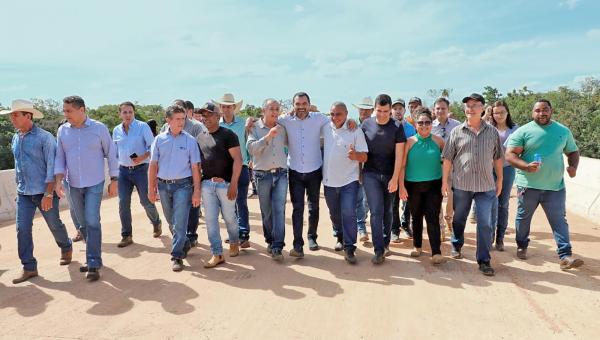 Em dia histórico para Santa Rosa, Governo do Tocantins entrega pontes e autoriza obras de infraestrutura