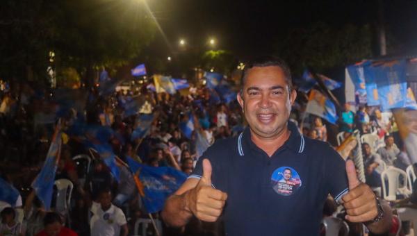 Em grande reunião uma multidão acompanha Wanderley Milhomem em Araguaína