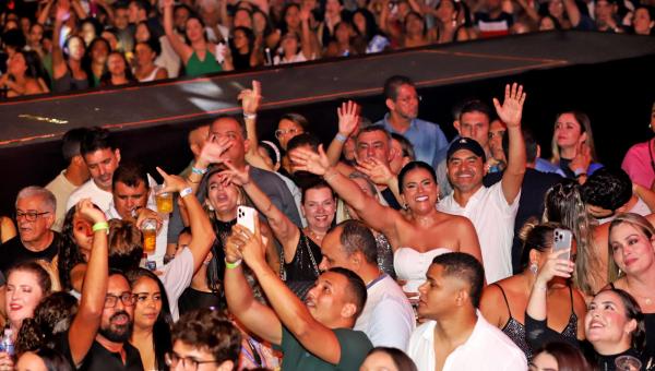 Em Palmas, governador Wanderlei Barbosa prestigia última noite de Carnaval ao lado da população na Praça dos Girassóis
