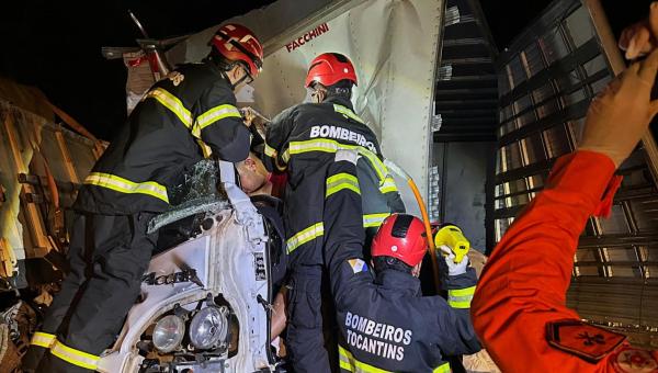 Em Paraíso, bombeiros militares desencarceram corpo de vítima e levam mais duas pessoas para o hospital
