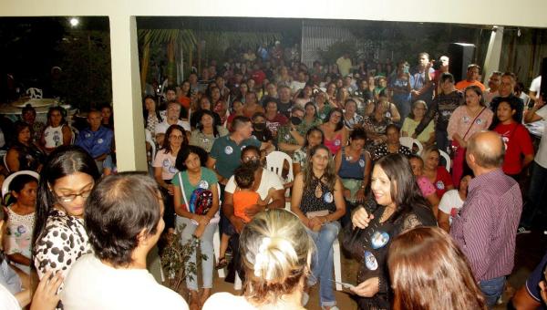 Em reunião lotada, profissionais da educação de Araguaína declaram apoio à Lázaro e Valderez