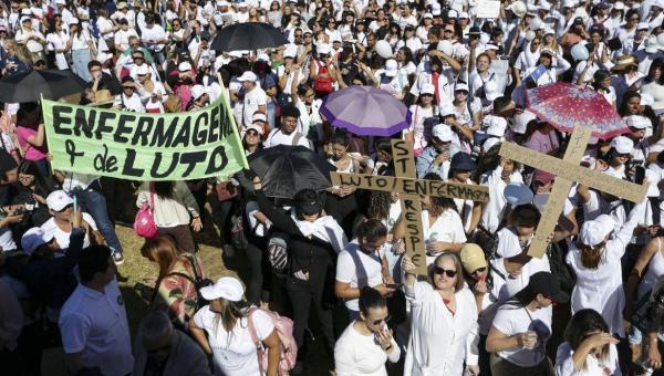 Enfermeiros protestam na Esplanada por pagamento do piso salarial