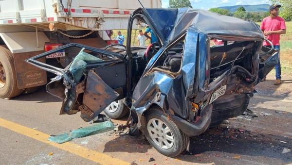 Engavetamento esmaga carro de passeio, e bombeiros militares auxiliam resgate de motorista