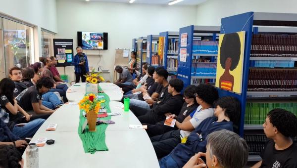Escritor André Goveia realiza palestra pelo Gruconto em escola da capital