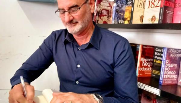 Escritor e apresentador Nelson Ferreira apresentou livro em café literário