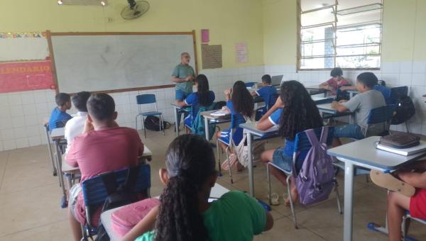 Escritor João Gomes participa de  roda de conversa em escola municipal de Tocantínia



