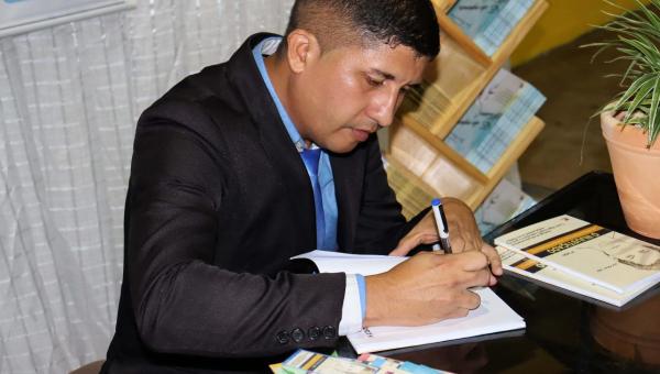 Escritor José Antônio lança livros e apresenta projeto de leitura em Riachinho 
