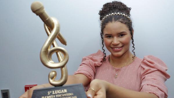 Esther Lays, de Araguaína, é bicampeã do Canta Tocantins das Escolas Estaduais