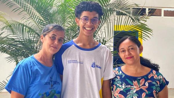 Estudante da rede estadual lança livro de poemas