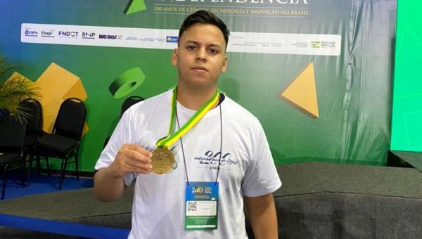 Estudante tocantinense recebe medalha de Ouro da Olimpíada do Bicentenário da Independência, em Brasília