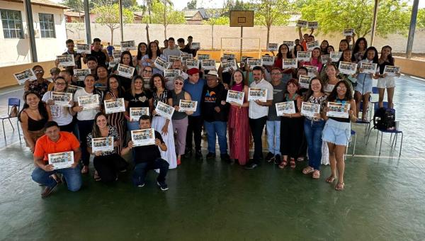 Estudantes de Xambioá recebem obra didática sobre a Guerrilha do Araguaia