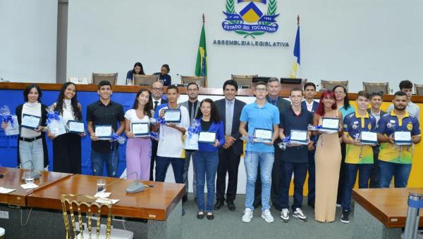 Estudantes tocantinenses são homenageados na Aleto em sessão solene