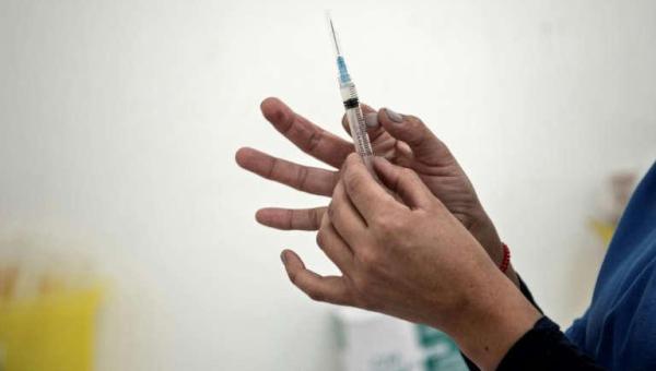 Estudo chileno indica que Coronavac e Pfizer perdem eficácia para covid sintomática
