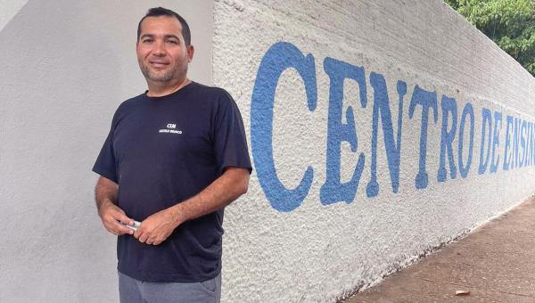 Ex-aluno da rede estadual se torna professor da escola onde estudou e inspira estudantes a trilharem caminhos de sucesso por meio da Educação