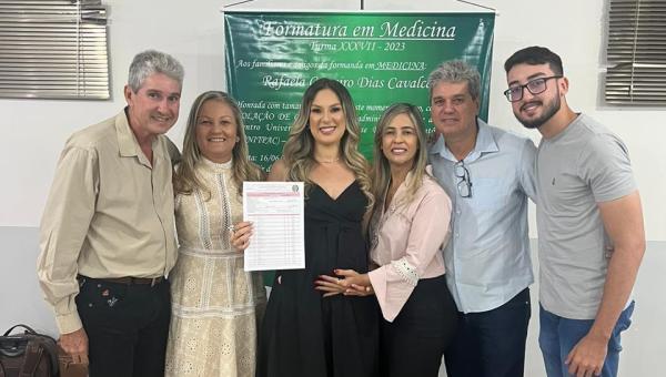Família celebra com Rafaela Dias sua colação de grau em medicina