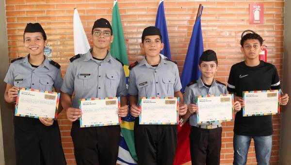 Familiares se emocionam com premiação dos filhos na Olimpíada de Matemática das Escolas Públicas 