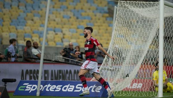 Flamengo marca nos acréscimos e vence o Corinthians