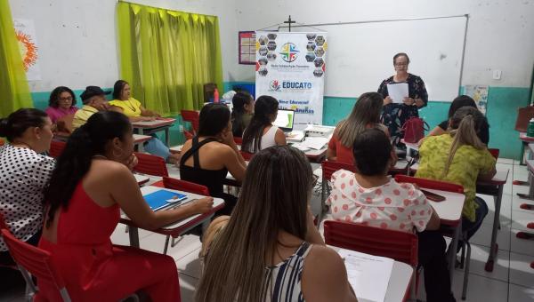 Formação reúne servidores da educação para discussão de organização no trabalho pedagógico em Ananás