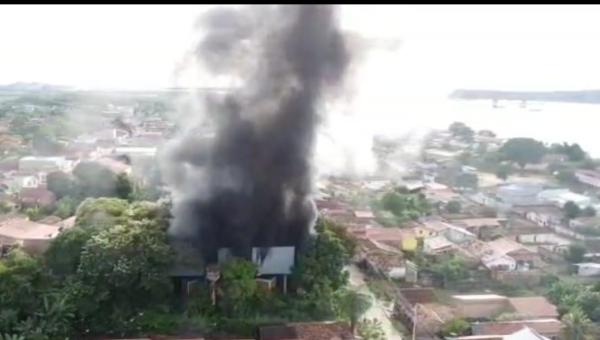 Fumaça preta de pneus incendiados assusta moradores em Xambioá