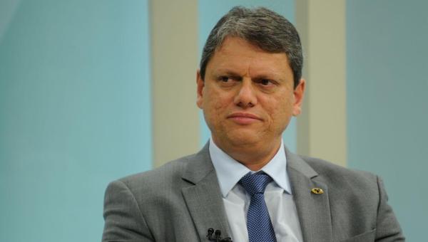 Governador de São Paulo, Tarcísio de Freitas, passa mal em Londres e será operado na capital inglesa
