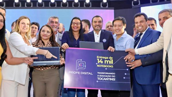 Governador do Tocantins entrega 14 mil notebooks aos profissionais da educação no lançamento do Profe Digital