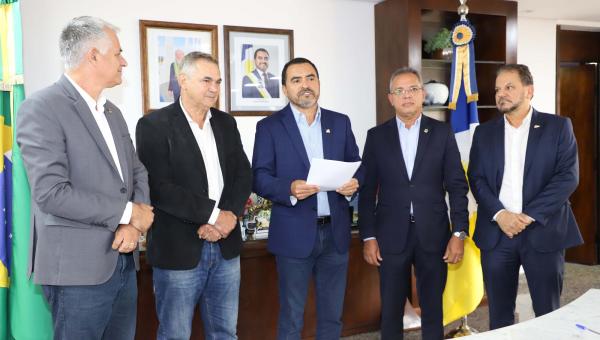 Governador Wanderlei Barbosa assina decreto que isenta imposto do peixe criado no Tocantins
