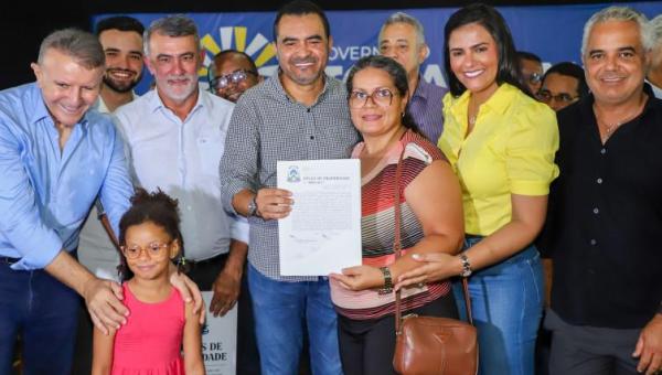 Governador Wanderlei Barbosa entrega 750 títulos de propriedade e garante segurança jurídica a famílias da região sul de Palmas