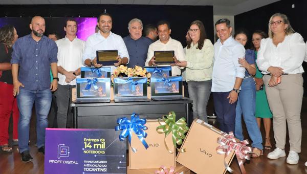 Governador Wanderlei Barbosa entrega mais de 1.000 notebooks aos professores da regional de Araguaína