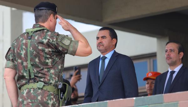 Governador Wanderlei Barbosa participa de solenidade do Dia do Exército e apresentação de novos blindados para o Tocantins