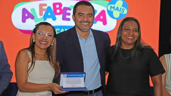 Governador Wanderlei Barbosa premia municípios destaques em alfabetização no Tocantins






