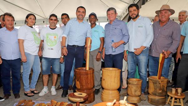 Governador Wanderlei Barbosa prestigia aniversário de Arraias e visita Feira da Agricultura Familiar