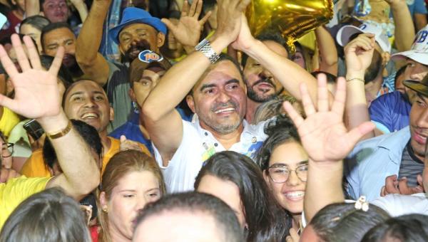 Governador Wanderlei Barbosa recebe apoio da juventude de Palmas em grande comício na região sul