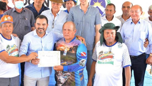 Governador Wanderlei Barbosa recebe certificado da ONG Amigos do Araguaia pelos serviços prestados em prol do meio ambiente