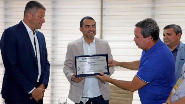 Governador Wanderlei Barbosa recebe embaixador do IX Campeonato Brasileiro Escolar de Futebol Feminino, disputado no Tocantins