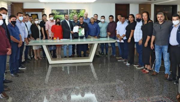 Governador Wanderlei Barbosa recebe prefeitos e garante continuidade das obras nos municípios tocantinenses