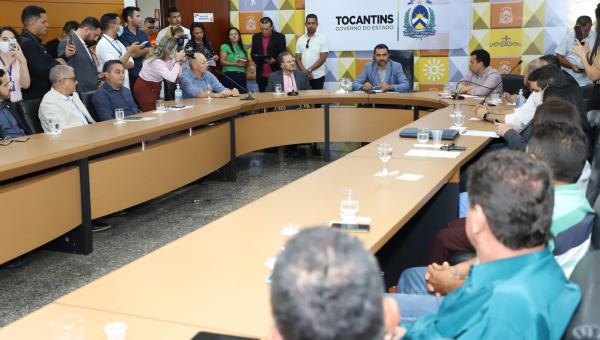 Governo do Tocantins anuncia pagamento de R$ 46,6 milhões de progressões a professores da educação básica e libera mais R$ 6 milhões em investimentos para educação de 11 municípios
