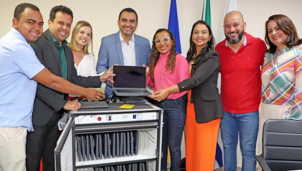 Governo do Tocantins entrega 735 computadores que vão beneficiar 1.859 estudantes nas escolas estaduais