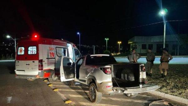 Homem agride ex-mulher, arrastando pelos cabelos na rua, a obriga entrar em carro, mas é preso