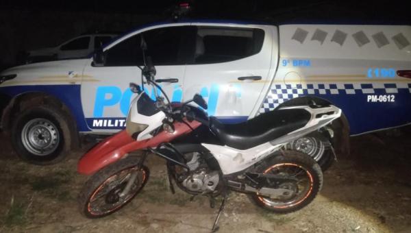 Homem com mandato de prisão em aberto é preso com motocicleta adulterada em Augustinópolis 