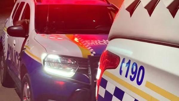 Homem é encontrado morto em quintal de casa horas após tiroteio que deixou um ferido