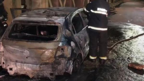 Homem é preso após atear fogo no carro do vizinho nesta madrugada no Bairro São João