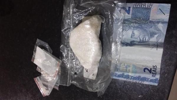 Homem é preso pela Polícia Militar por tráfico de drogas em Carmolândia