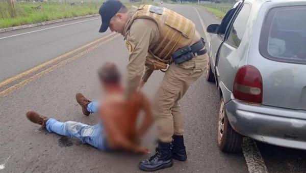 Homem esfaqueia barriga de jovem, tenta fugir, mas é preso em rodovia com faca usada no crime