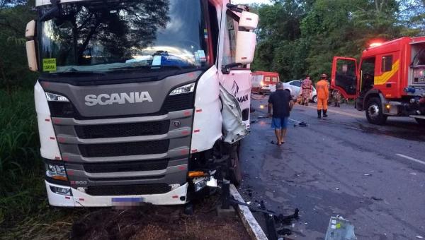 Homem morre após batida frontal entre caminhão e carro na BR-153 em Gurupi