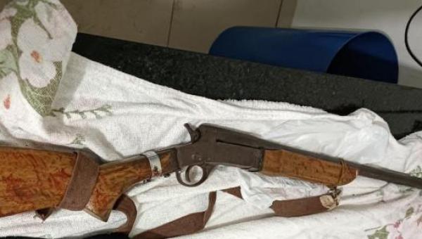 Homem morre após disparar própria arma acidentalmente durante caçada