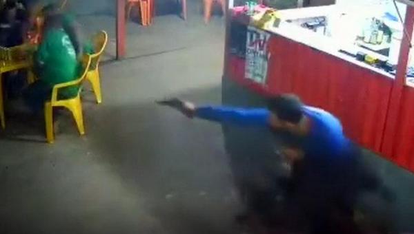 Homem morre após trocar tiros com policias de folga em bar na cidade de Dois Irmãos