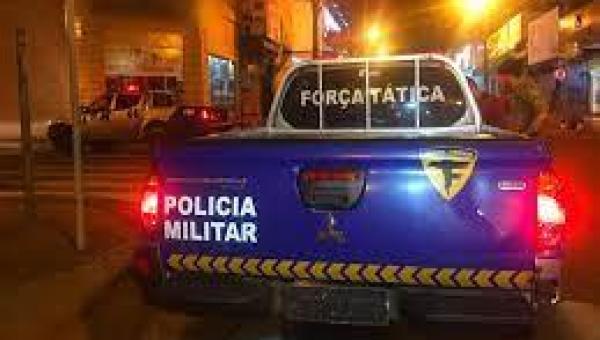 Homem não aceita fim do relacionamento e invade casa da ex com faca